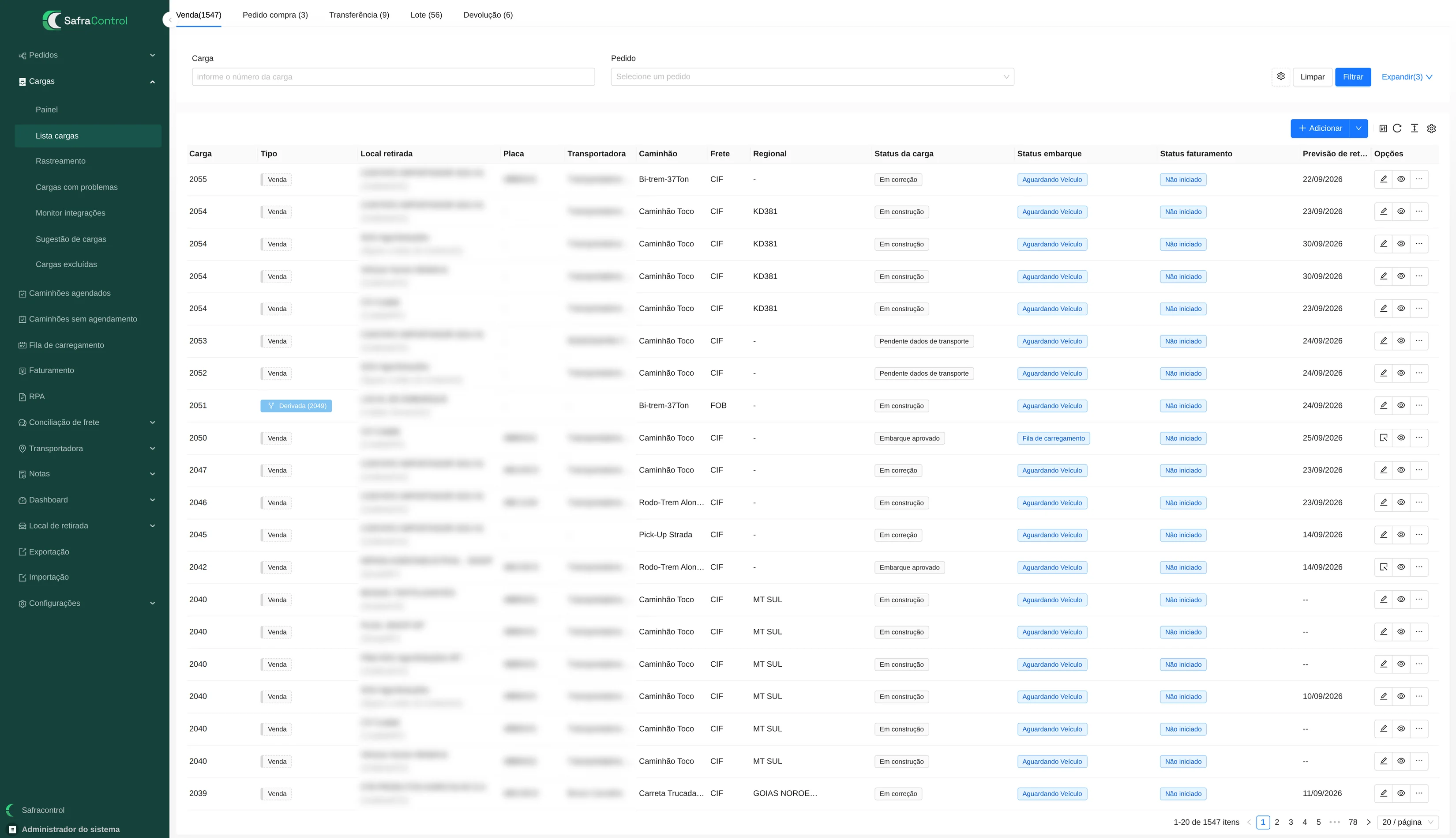 Tela de lista de cargas do SafraControl: menu lateral com painel, lista de cargas, rastreamento, fila de carregamento, faturamento, conciliação de frete e dashboard; e a tabela de cargas com tipo, caminhão, frete, regional e os status de carga, embarque e faturamento.